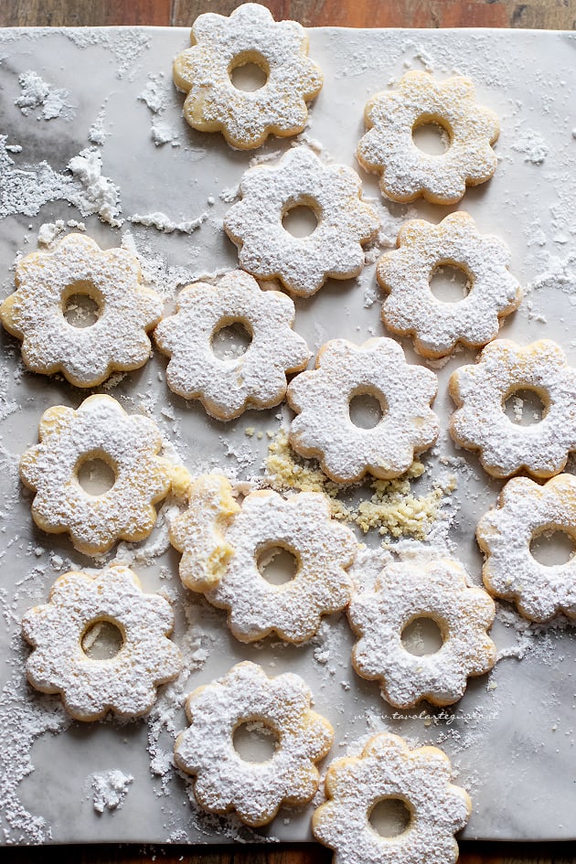 spolverare di zucchero i canestrelli - Ricetta Canestrelli