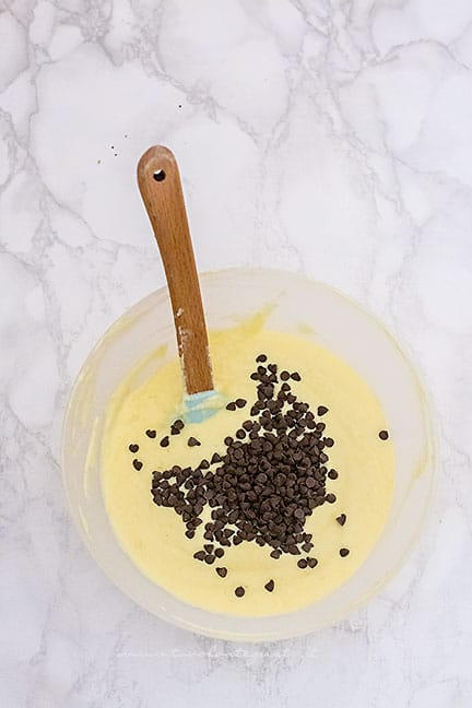 Aggiungere le gocce nell'impasto - Ricetta Torta ricotta e cioccolato