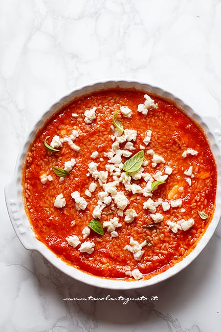 Condire il riso in teglia con la mozzarella - Ricetta Riso al forno