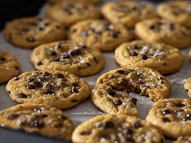 Cookies americani con gocce di cioccolato - Ricetta Cookies - Ricetta di Tavolartegusto