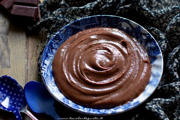 Crema al cioccolato - Ricetta Crema pasticcera al cioccolato - Ricetta di Tavolartegusto