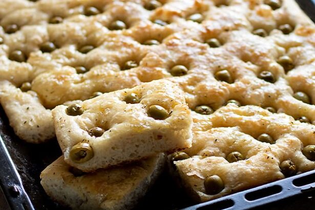 Focaccia alle olive - Ricetta Focaccia alle olive