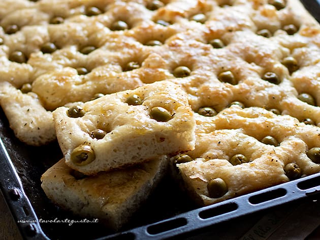 Focaccia alle olive - Ricetta Focaccia alle olive