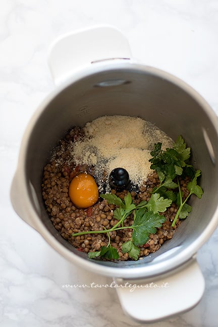 Frullare le lenticchie con prezzemolo, uovo, formaggio - Ricetta Polpette di lenticchie