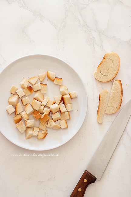 affettare a cubetti il pane raffermo - Ricetta Crostini di pane