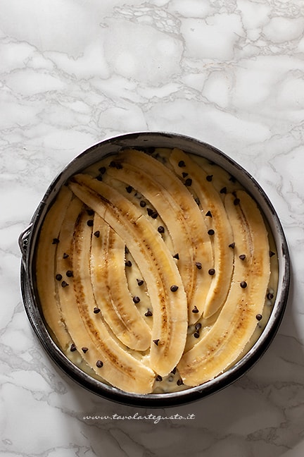 aggiungere le banane sulla superficie - Ricetta Torta di banane - Ricetta di Tavolartegusto