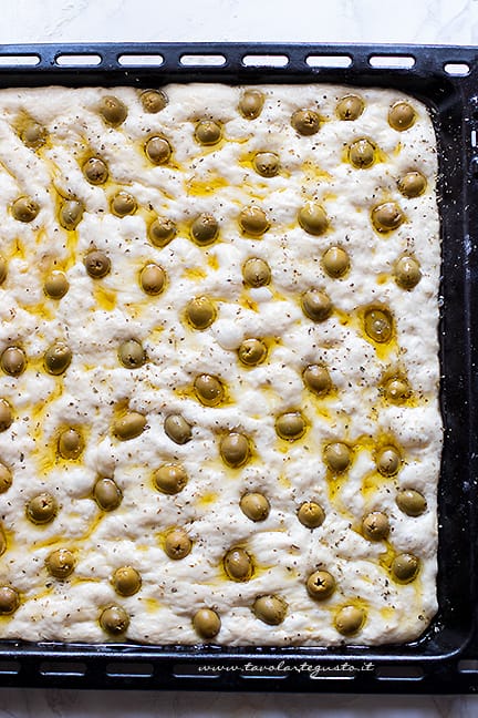 ggiungere le olive verdi in superficie - Ricetta Focaccia alle olive