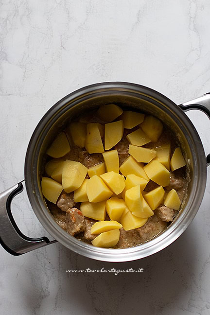 aggiungere le patate - Ricetta Spezzatino di vitello con patate - Ricetta di Tavolartegusto