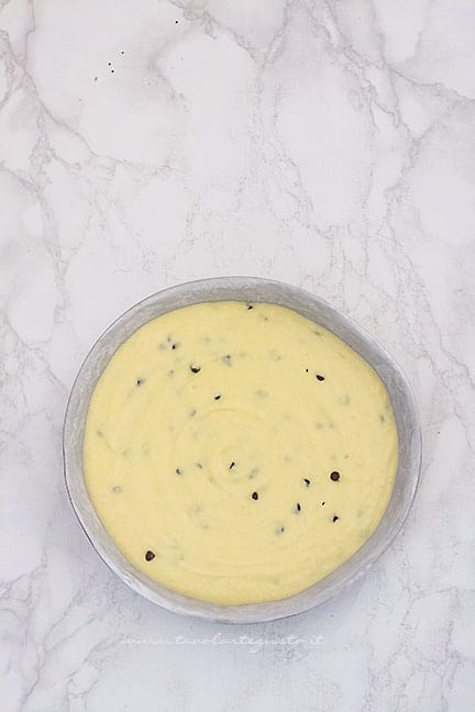 versare in teglia - Ricetta Torta cremosa alla ricotta