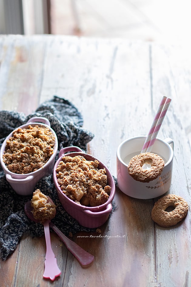 Crumble di biscotti e frutta - Ricetta Crumble di biscotti-