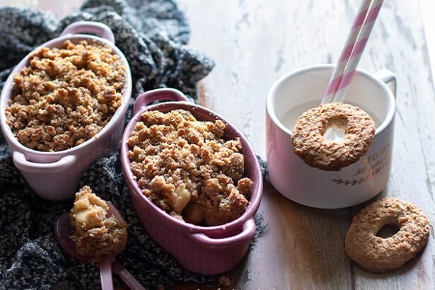 Crumble di biscotti e frutta - Ricetta Crumble di biscotti