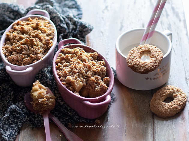 Crumble di biscotti e frutta - Ricetta Crumble di biscotti