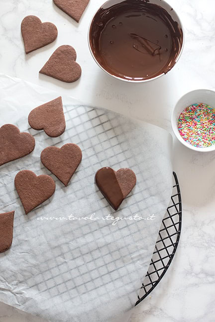 Glassare con cioccolato - Ricetta Biscotti di Carnevale - Ricetta di Tavolartegusto