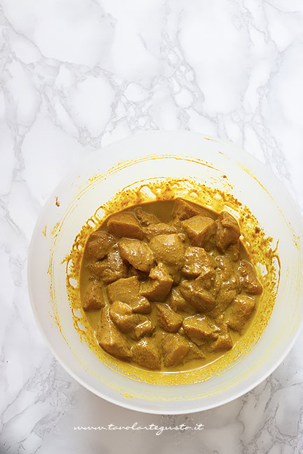Marinare il pollo nella salsa al curry - Ricetta pollo al curry