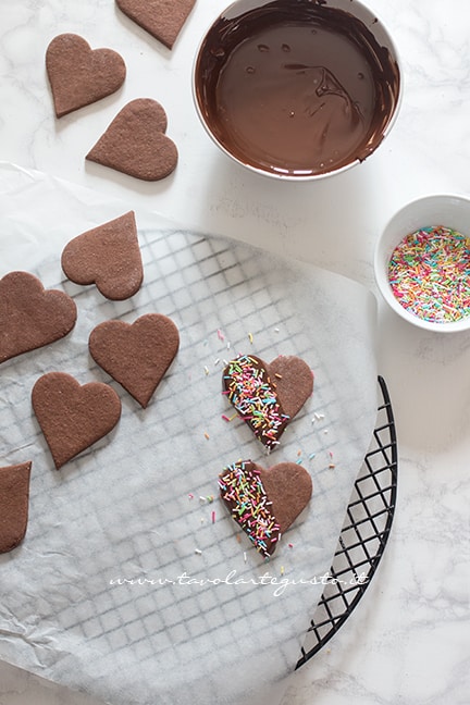 Ricoprire i biscotti con codette e smarties -Ricetta Biscotti di Carnevale