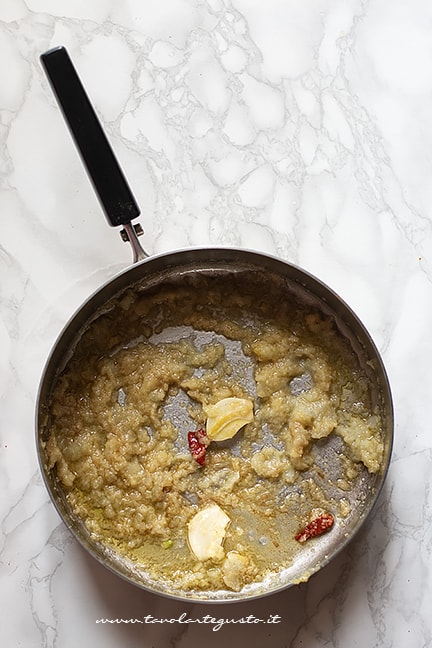 Soffriggere cipolla, aglio, zenzero e peperoncino - Ricetta pollo al curry