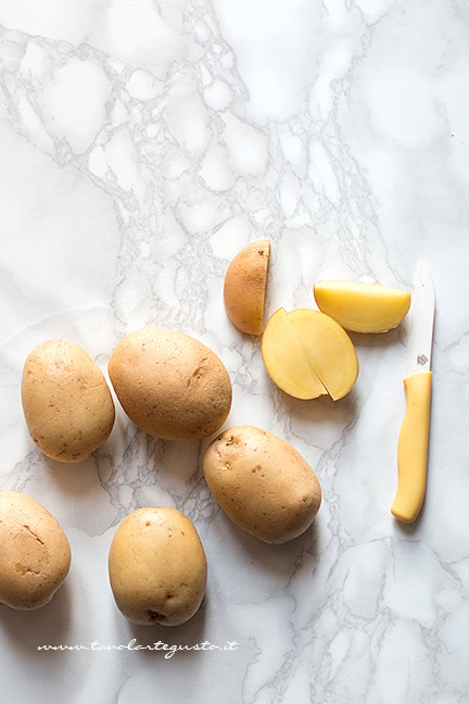 Tagliare le patate - Ricetta Patate al forno - Ricetta di Tavolartegusto