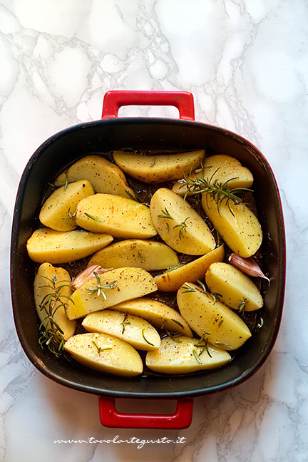 condire le patate in teglia con gli aromi - Ricetta Patate al forno