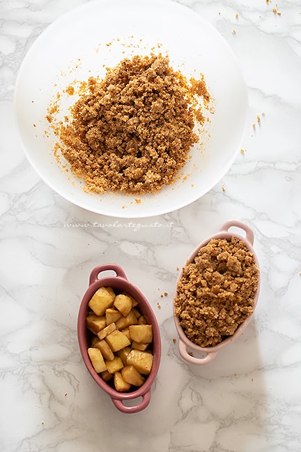 crumble di biscotti e frutta