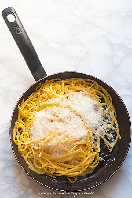 mantecare la pasta con carciofi e formaggi - Ricetta Pasta con carciofi