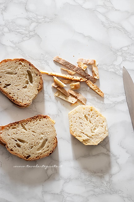 tagliare le fette di pane - Ricetta Mozzarella in carrozza