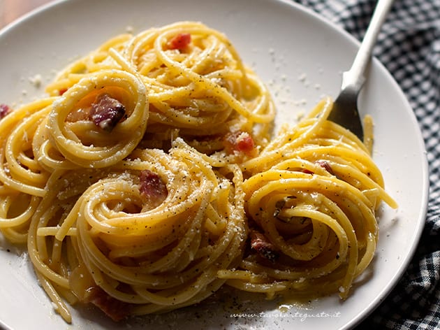 Carbonara - Spaghetti alla carbonara - Ricetta Carbonara - Ricetta di Tavolartegusto