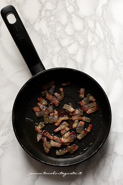 Guanciale in padella - Ricetta carbonara - Ricetta di Tavolartegusto