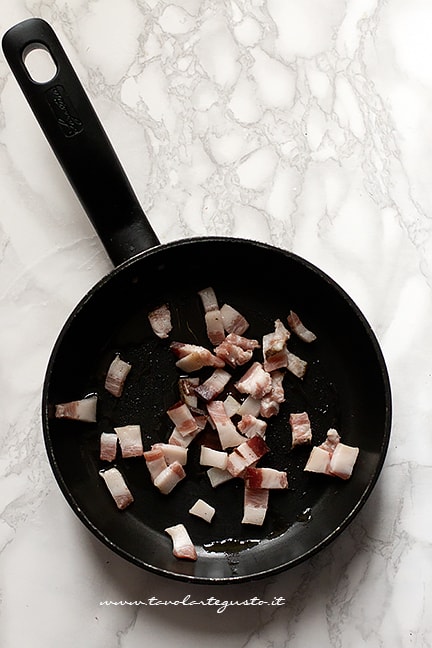 Tagliare il guanciale a dadini - Ricetta Pasta alla carbonara