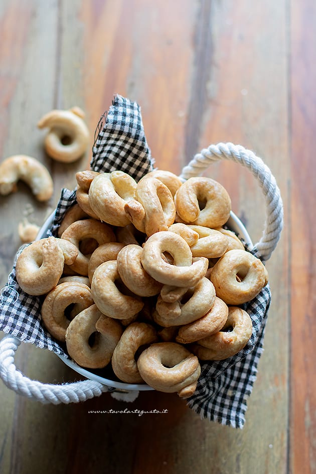 Taralli - Ricetta Taralli pugliesi- - Ricetta di Tavolartegusto