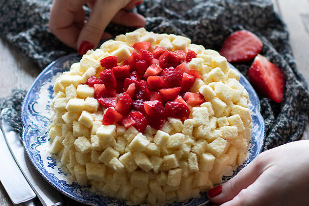 Torta mimosa alle fragole-