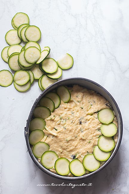 Aggiugere le zucchine sulla torta salata di zucchine