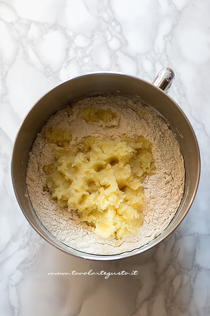 Aggiungere le patate lesse all'impasto - Ricetta Graffe napoletane - Ricetta di Tavolartegusto