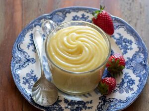 Crema pasticcera senza latte, senza glutine e poche uova!! (Ricetta light)