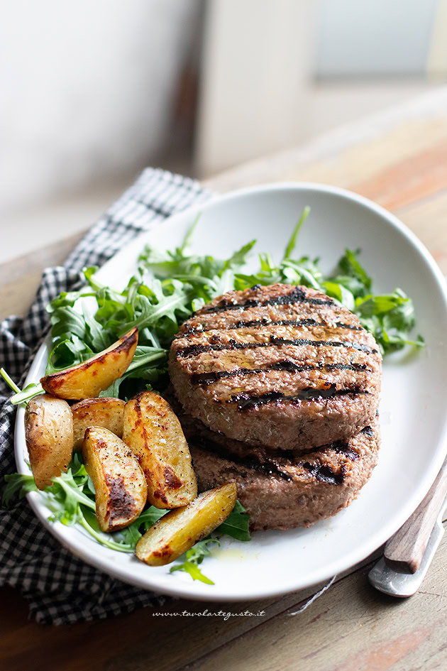 Hamburger Del Manzo Che Cucinano Sul Piatto Della Piastra Immagine Stock -  Immagine di carne, cotto: 33620591