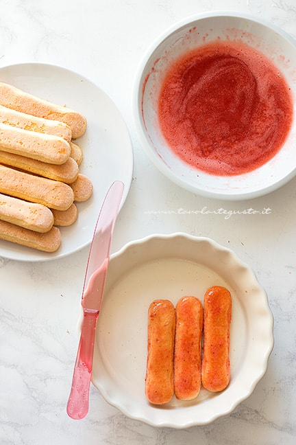 aggiungere i savoiardi inzuppati nello sciroppo di fragola - Tiramisu alle fragole