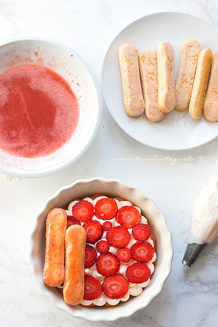 assemblare in strati - Ricetta Tiramisu alle fragole