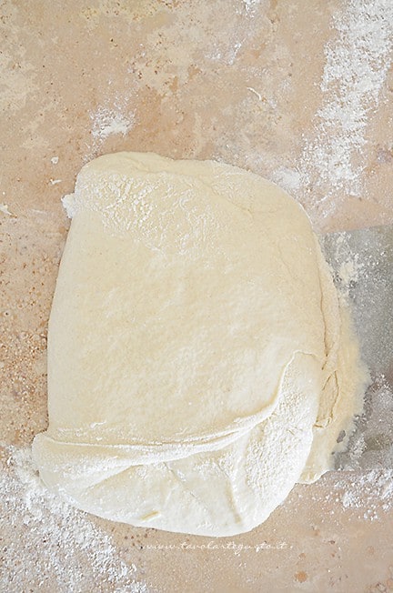 come incordare l'impasto - ricetta pizza bianca romana - Ricetta di Tavolartegusto