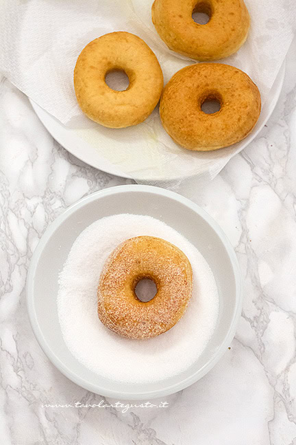 condire le graffe con lo zucchero