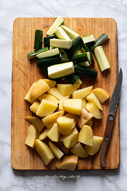 tagliare a pezzi uguali zucchine e patate - Ricetta zucchine e patate al forno