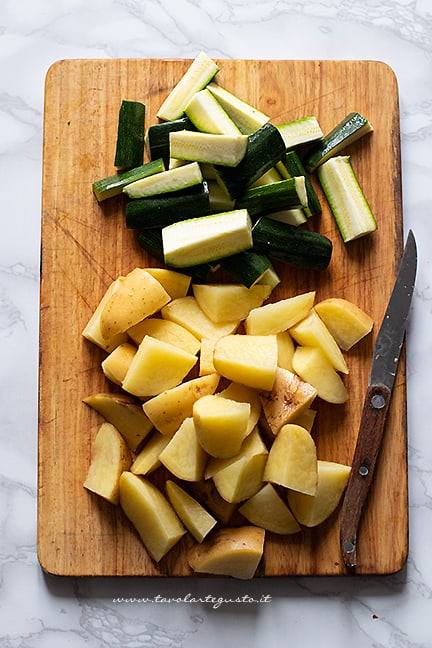 tagliare a pezzi uguali zucchine e patate - Ricetta zucchine e patate al forno - Ricetta di Tavolartegusto