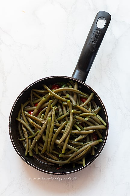 Aggiungere i fagiolini - Ricetta Fagiolini in umido