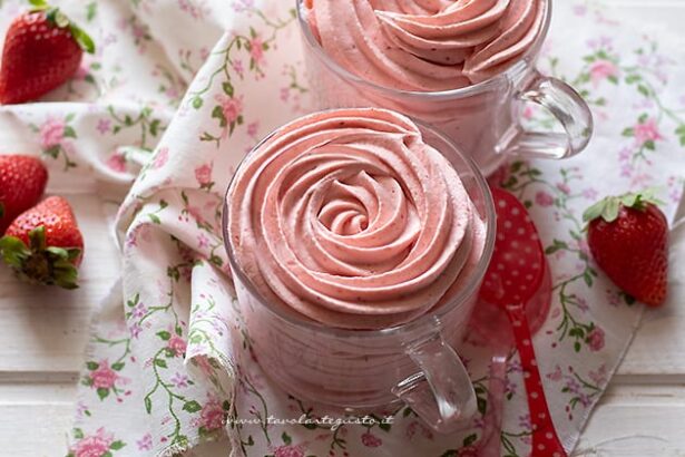 Mousse di fragole - Ricetta Mousse alle fragole-