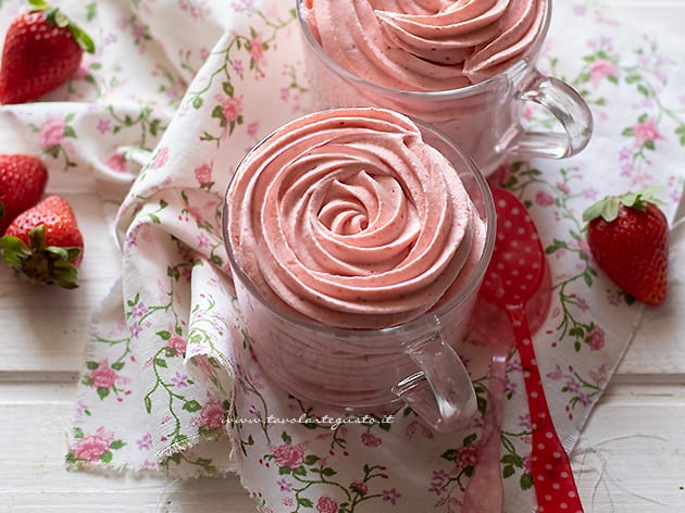 Mousse di fragole - Ricetta Mousse alle fragole-