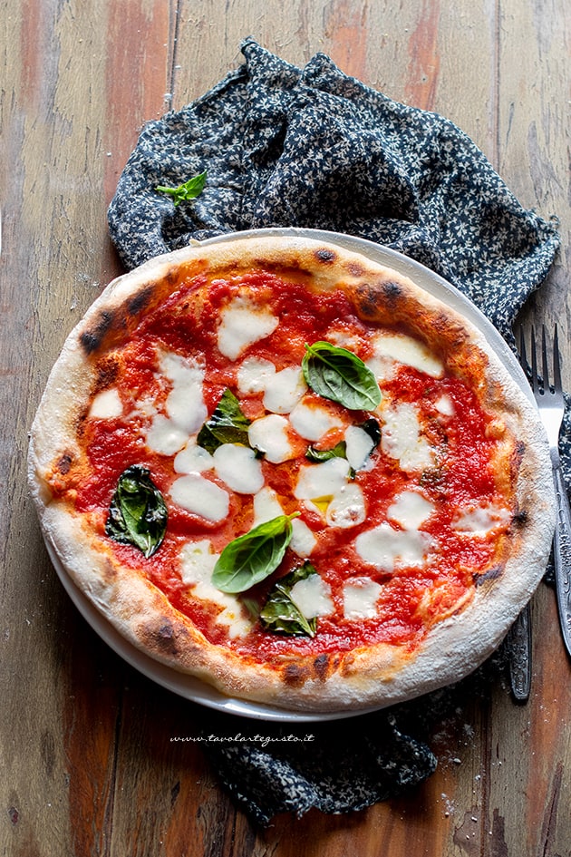 Pizza napoletana - Ricetta della Pizza Napoletana - Pizza Margherita-
