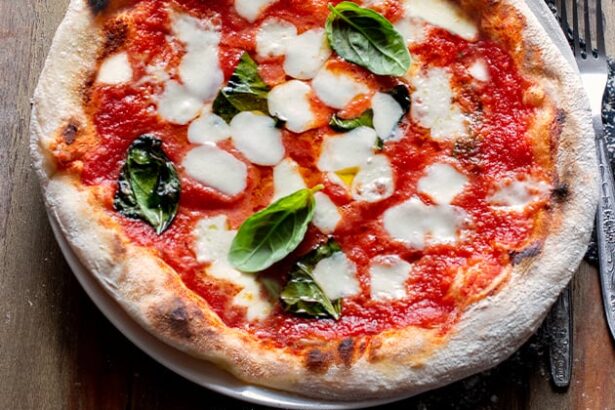 Pizza napoletana - Ricetta della Pizza Napoletana - Pizza Margherita - Ricetta di Tavolartegusto