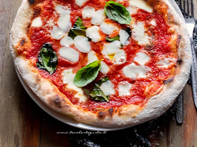 Pizza napoletana - Ricetta della Pizza Napoletana - Pizza Margherita