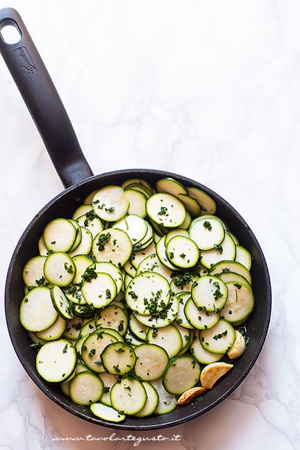 Trifolare le zucchine in padella - Ricetta zucchine trifolate