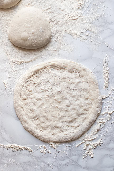 come stendere la pizza con cornicione - Ricetta pizza napoletana