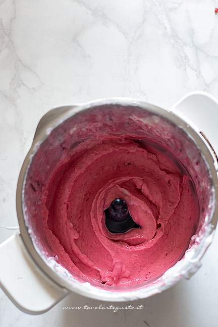 frullare in un mixer -Ricetta Gelato alla frutta