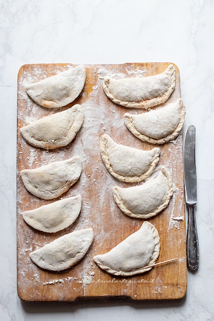 richiudere i panzerotti a mezzaluna